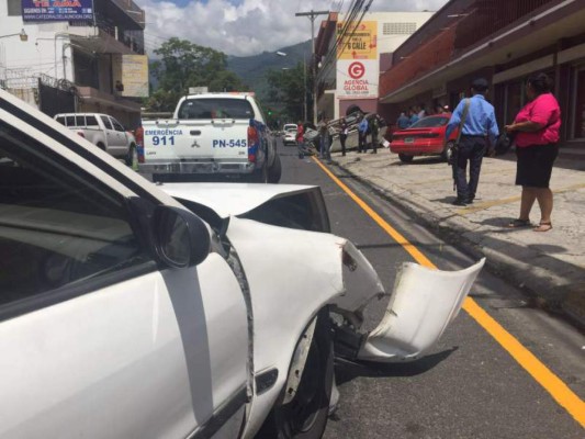 Se salvan tras aparatoso accidente en el barrio Suyapa de San Pedro Sula