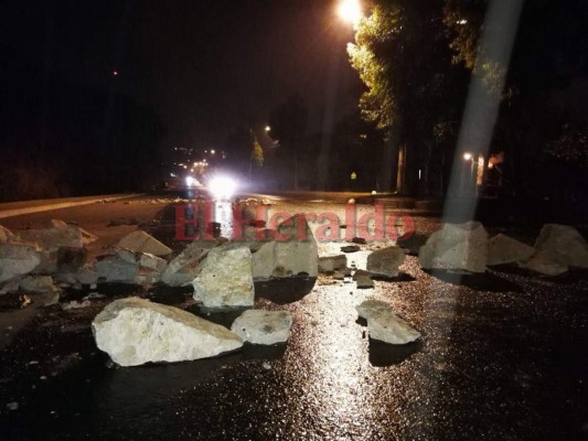 ¡Precaución! Enormes piedras obstaculizaron calles del anillo periférico tras tomas de la Alianza