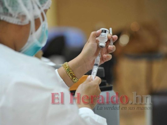 Mezclar vacunas sería una opción ante la escasez del segundo componente de la Sputnik V. Foto: Marvin Salgado/El Heraldo