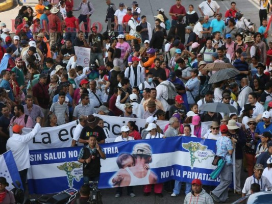 FOTOS: Las masivas protestas convocadas por médicos y maestros pese a la derogación de los PCM