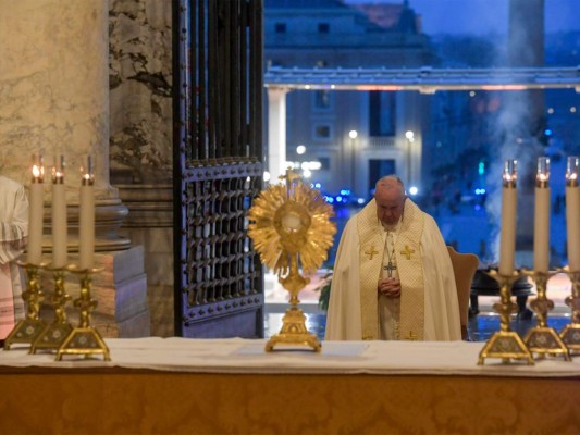 FOTOS: La bendición del Papa al mundo confinado por coronavirus
