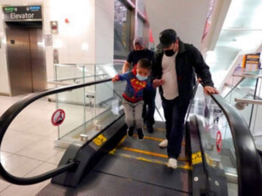 En fotos, la difícil travesía de una madre hondureña y su hijo tras detención en la frontera