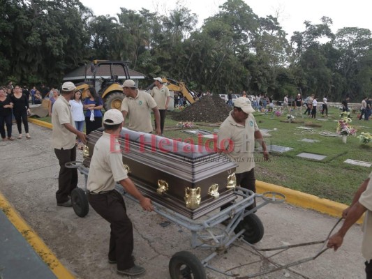 Consternación y llanto en sepelio de universitaria tiroteada en un bus