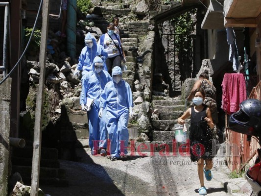 Casa por casa, brigada médica busca casos de covid-19 en colonia 1 de Diciembre