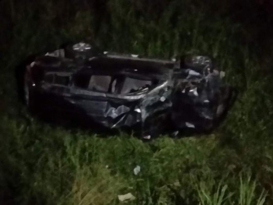 Motociclistas mueren al estrellarse contra grúa que rescataba un vehículo en Omoa