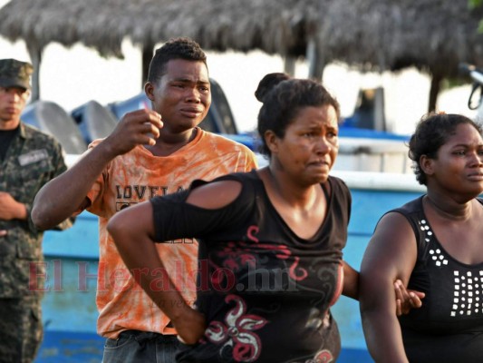 FOTOS: Los rostros de impotencia y dolor de familiares de víctimas del naufragio en La Mosquitia