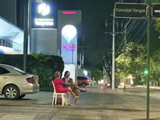 Paraguaya brinda por Navidad y Año Nuevo en sitio donde falleció su hijo 22 años atrás