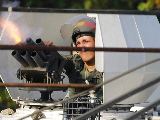 Fotos: Fuego, disparos y zozobra entre venezolanos por jornada de protestas