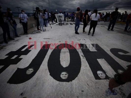 Pintan nuevos reclamos en el puente Paz y Esperanza del bulevar Suyapa