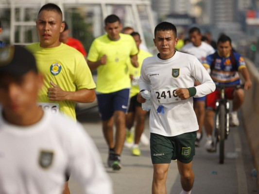 Maratón: Agentes de Tránsito corren 'a exceso de velocidad'