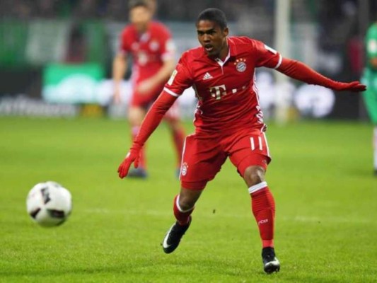 Durante su paso por el Bayern Múnich, Douglas Costa conquistó la Bundesliga en dos oportunidades. Foto: AFP