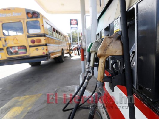 Combustibles tendrán leves rebajas a partir del lunes