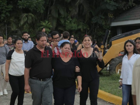 Consternación y llanto en sepelio de universitaria tiroteada en un bus