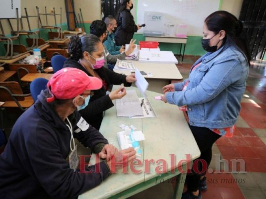 Largas filas sin distanciamiento social en centros de votación de Honduras