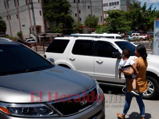 FOTOS: Un paso en falso de sus padres podría cobrar la vida de estos niños en 'cruces de la muerte' de la capital