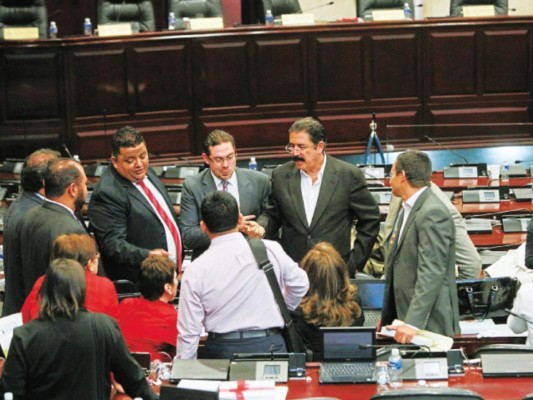 Partidos Nacional y Liberal a favor de reforma para que policías voten