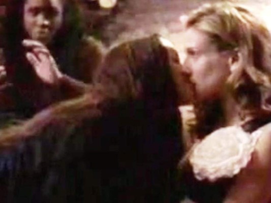 Los 10 besos lésbicos más escandalosos de las famosas