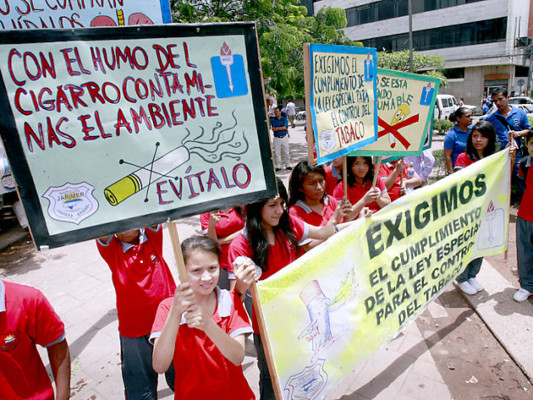 Estudiantes exigen en Tegucigalpa que se respete la Ley Antitabaco
