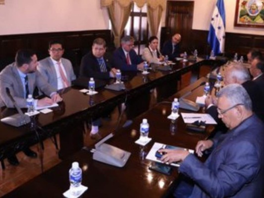 Mauricio Oliva habla con expertos de avances en reformas electorales