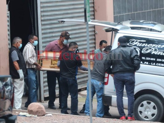 Familiares retiran los cuerpos de jóvenes asesinados en El Sitio