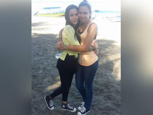 FOTOS: El increíble parecido físico entre Angie Flores y su madre