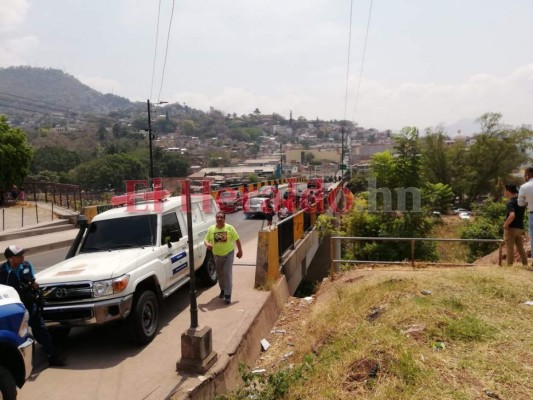 Hallan cadáver en estado de putrefacción en puente de El Chile en la capital