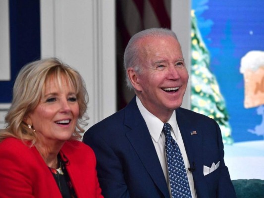 Aunque no quedó claro de inmediato si el presidente había captado la referencia, Jill Biden soltó una risa leve. Foto: AFP
