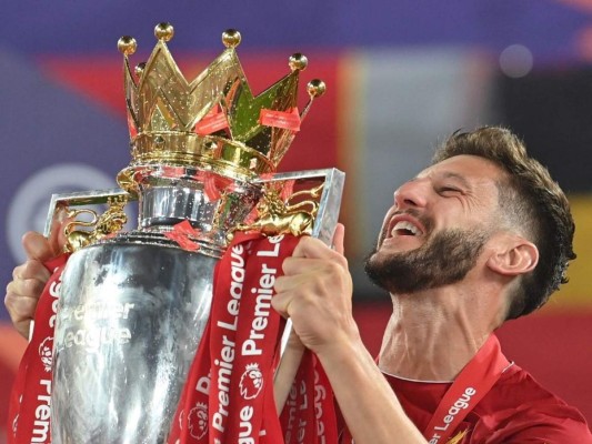 Liverpool recibe su trofeo de la Premier League sin público