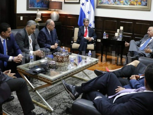 Autoridades del Registro Nacional de las Personas se reúnen con Mauricio Oliva y la comisión para la nueva Ley Electoral