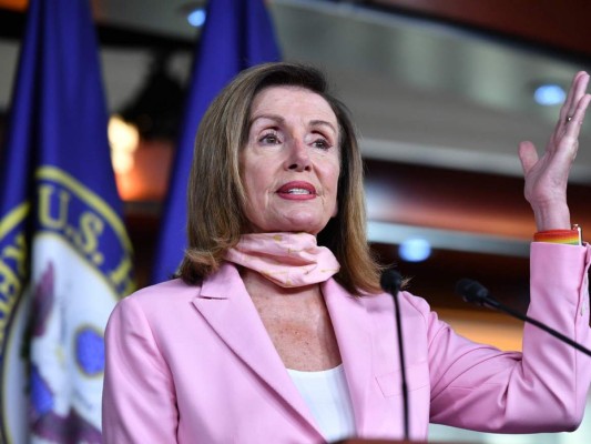 Pelosi dice que 'complicidad' de republicanos con Trump pone en peligro a EE UU