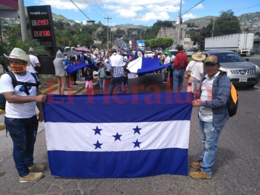 FOTOS: Llega a Tegucigalpa caravana que caminó desde Cortés en apoyo a migrantes
