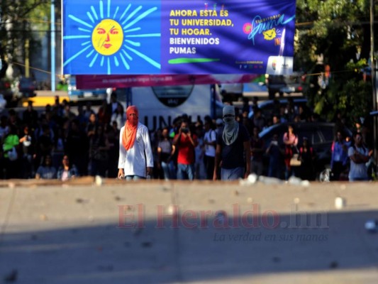 FOTOS: Piedras, palos y gases lacrimógenos en nuevos disturbios en UNAH