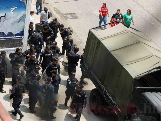 FOTOS: Aficionados y policías se enfrentan afuera del Yankel Rosenthal antes del partido Marathón vs. Motagua