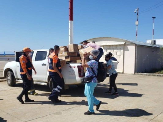 Entregan ayuda humanitaria tras pavoroso incendio en Guanaja