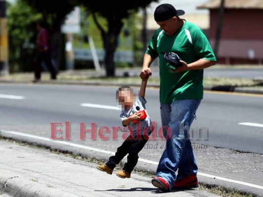 FOTOS: Un paso en falso de sus padres podría cobrar la vida de estos niños en 'cruces de la muerte' de la capital