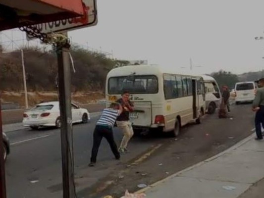 Tegucigalpa: En plena vía pública conductores de bus se van a golpes por pelear vía