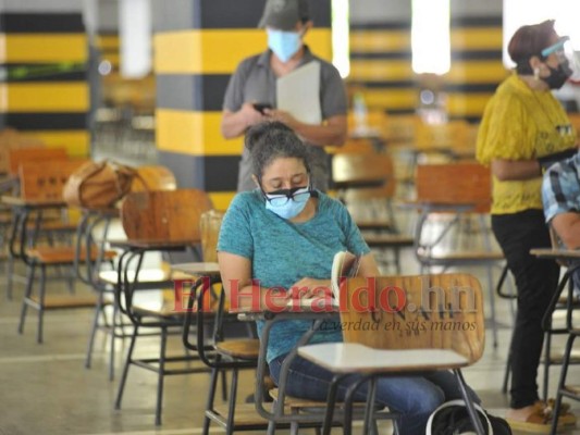 Voluntad, desesperación y aplazamiento: En imágenes cómo se desarrolló el primer día de ensayo de cruce de vacunas  