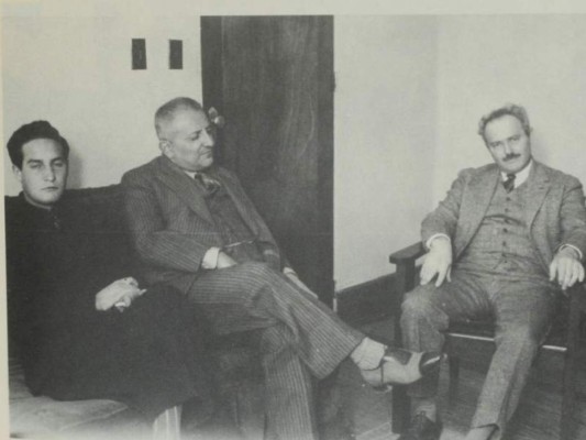 En el centro Rafael Heliodoro Valle entrevista al escritor estadounidense Waldo Frank en 1937. A la izquierda su joven amigo Octavio Paz.
