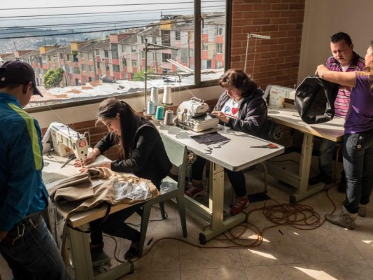 105 people have participated in the entrepreneurship program. 35 small businesses have been started, 50 women have been trained and another 20 are currently receiving classes. Photo: Camilo Hernández/ EL TIEMPO.