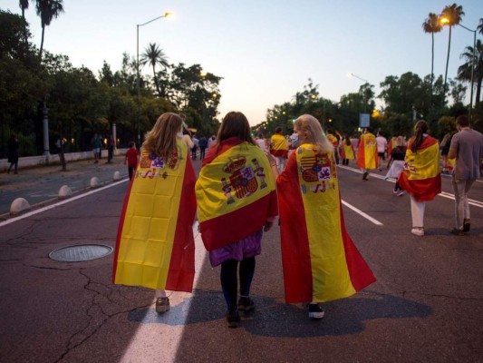 Españoles apoyan confinamiento mientras suceden protestas antigobierno