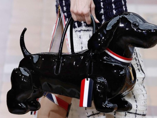 Los extravagantes modelos del desfile de moda otoño-invierno 2019 en Paris