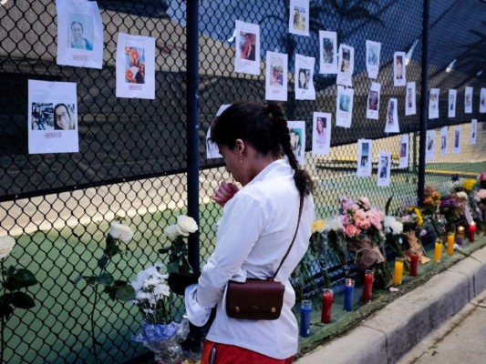 Familiares de las víctimas en Surfside rinden homenaje con emotivo monumento improvisado