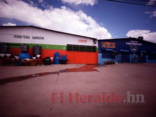 Dos ferreterías y una gasolinera fueron aseguradas por la DLCN. Foto: Emilio Flores/El Heraldo