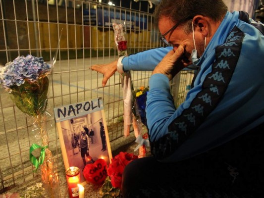 Grandes y chicos lloran a Maradona, el 'pibe de oro' que les llevó a la gloria (FOTOS)