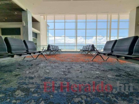 Al interior de la terminal de Palmerola ya se tienen varios espacios listos para hacer el anuncio este viernes de que ya está operando. Foto: El Heraldo