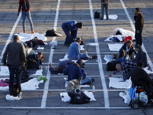 En medio de pandemia, indigentes duermen en estacionamiento en Las Vegas