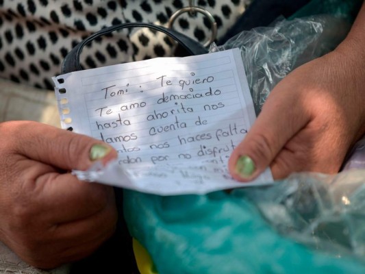 Con cartas, mexicanos envían aliento a parientes con Covid-19 (FOTOS)