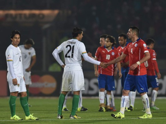 Chile golea 5-0 a Bolivia y termina líder del Grupo A