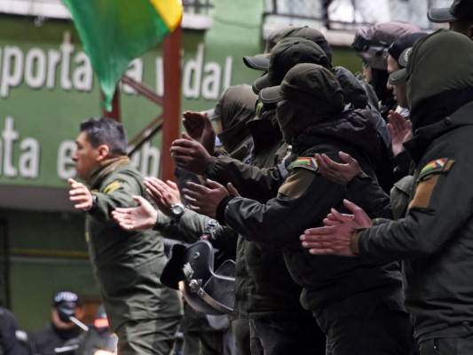 FOTOS: Con aplausos y banderas opositores celebran renuncia de Evo Morales