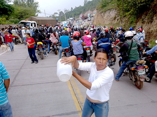 Pobladores se toman carretera a Danlí para exigir agua potable